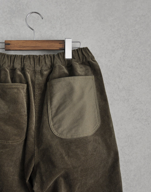 ストレッチコーデュロイのテーパードパンツ