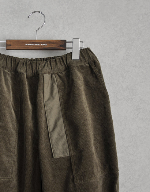 ストレッチコーデュロイのテーパードパンツ