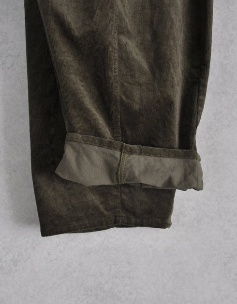 ストレッチコーデュロイのテーパードパンツ