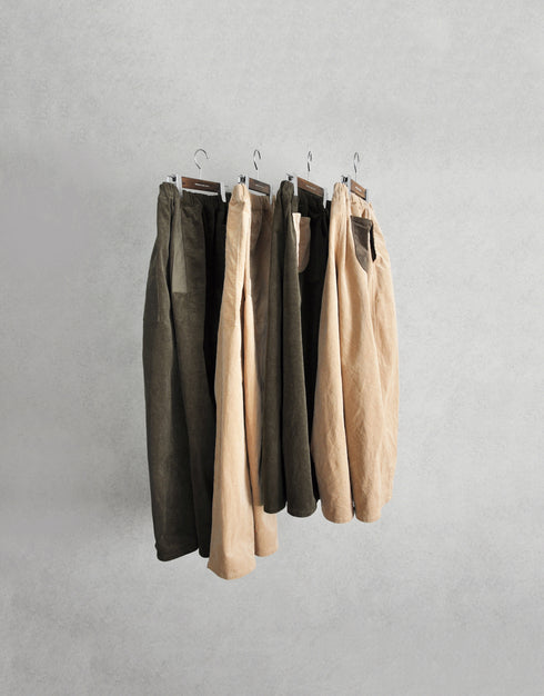 ストレッチコーデュロイのテーパードパンツ