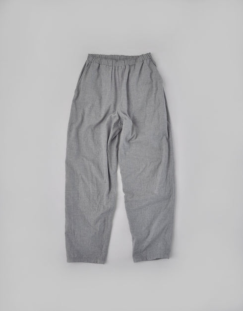 シャンブレーのストレッチテーパードパンツ