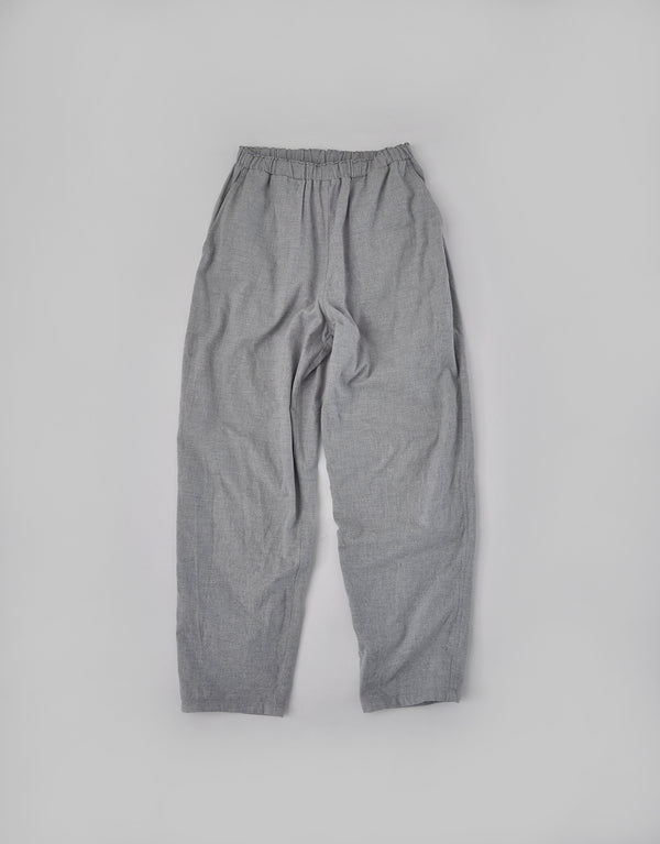 シャンブレーのストレッチテーパードパンツ