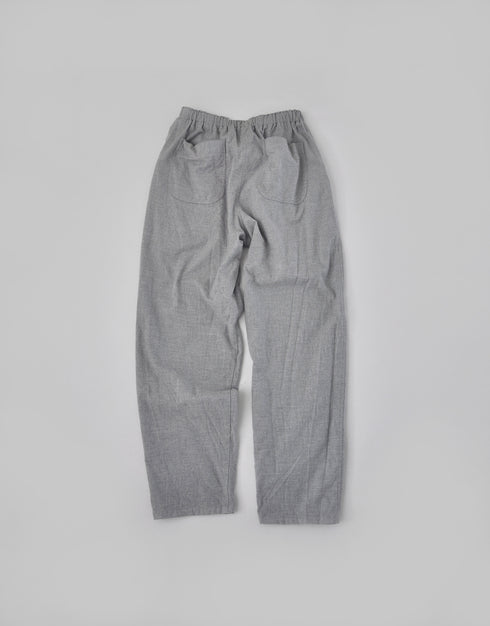 シャンブレーのストレッチテーパードパンツ