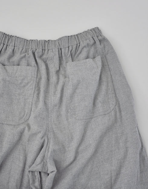 シャンブレーのストレッチテーパードパンツ