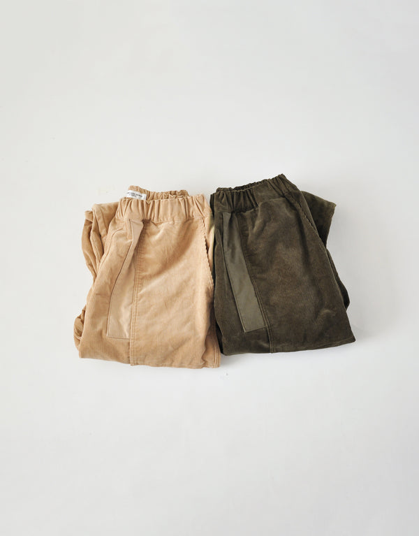 ストレッチコーデュロイのテーパードパンツ