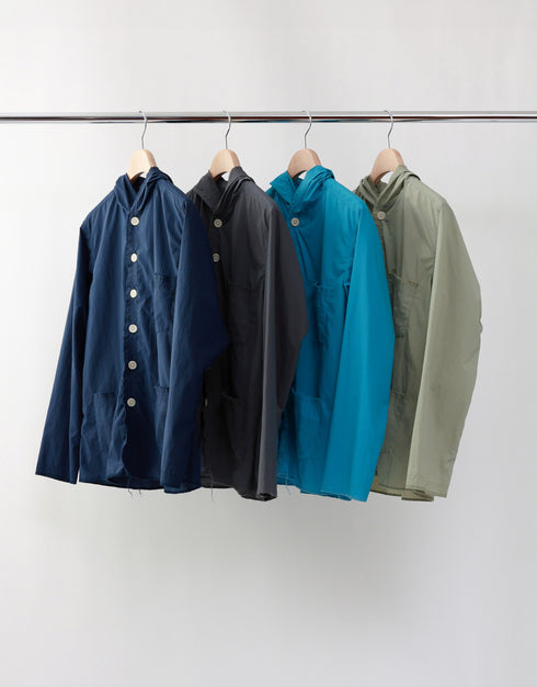 はっ水ナイロンのフーディーシャツ