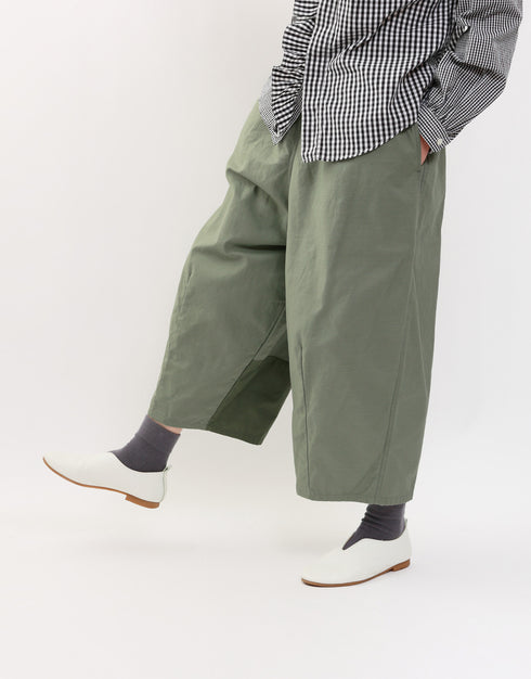 バックサテンの切替バルーンパンツ