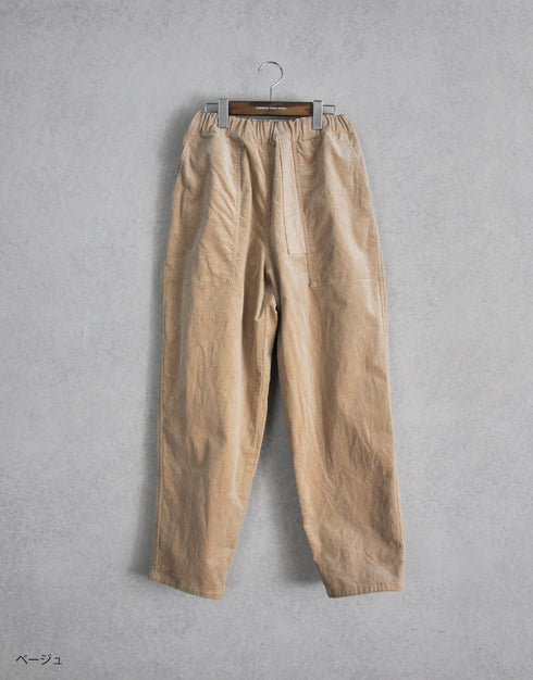 ストレッチコーデュロイのテーパードパンツ