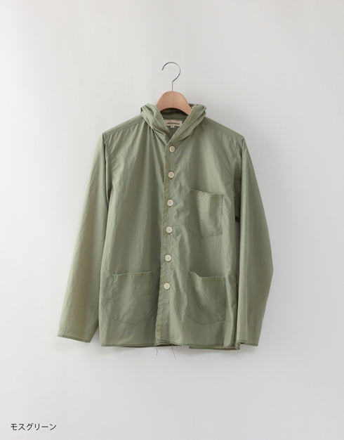 はっ水ナイロンのフーディーシャツ