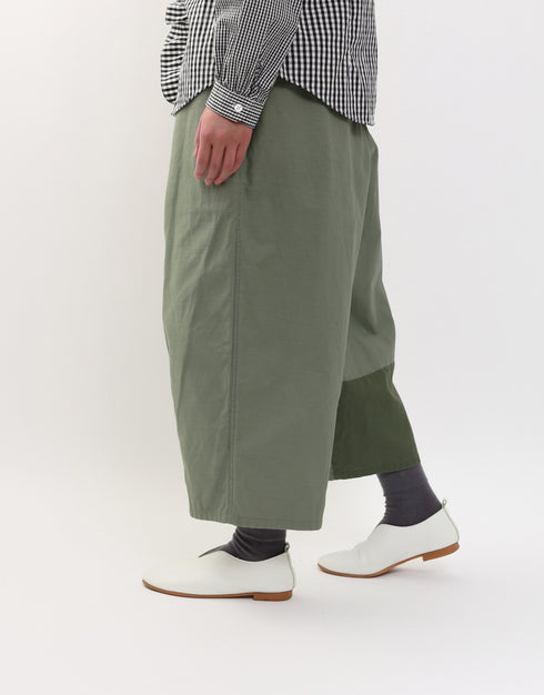 バックサテンの切替バルーンパンツ