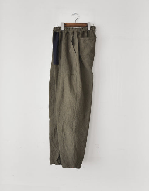 コットンサージのテーパードパンツ