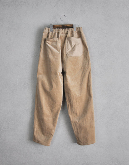 ストレッチコーデュロイのテーパードパンツ