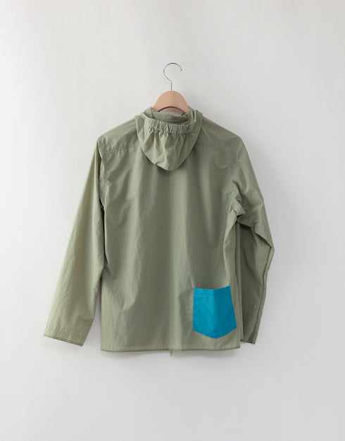 はっ水ナイロンのフーディーシャツ