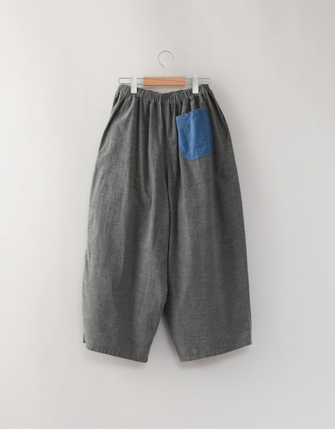 シャツコールのバルーンパンツ