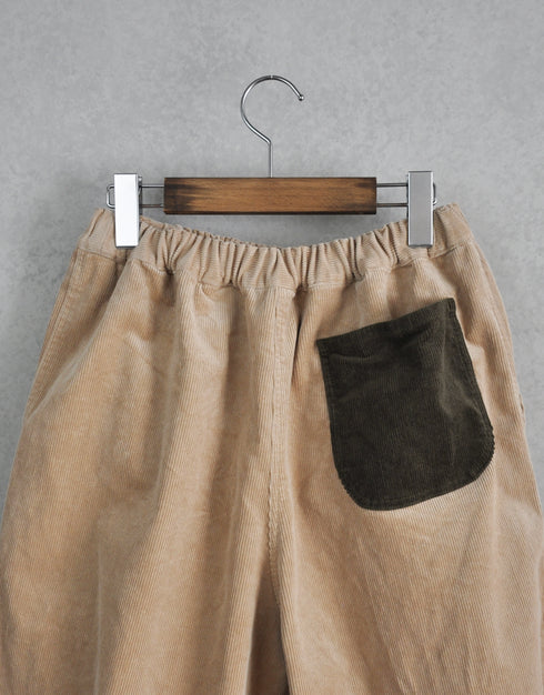 ストレッチコーデュロイのバルーンパンツ