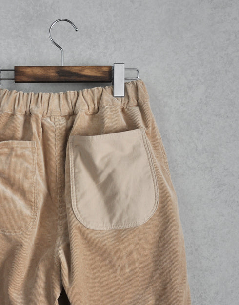ストレッチコーデュロイのテーパードパンツ