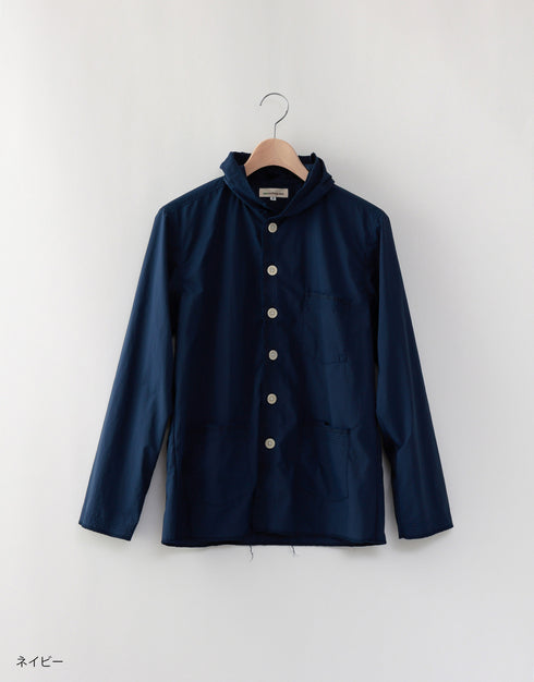 はっ水ナイロンのフーディーシャツ