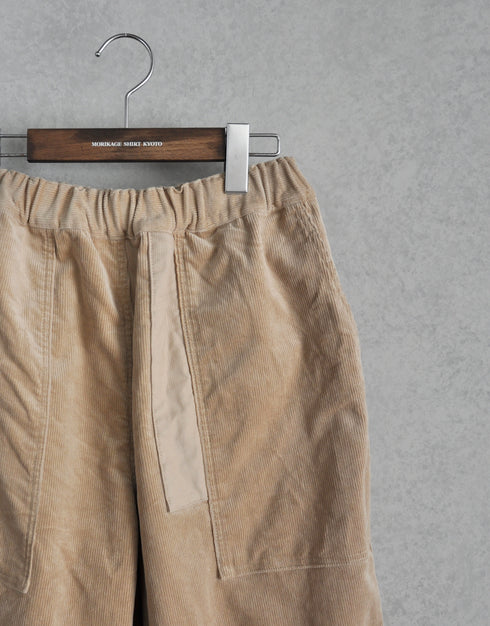 ストレッチコーデュロイのテーパードパンツ