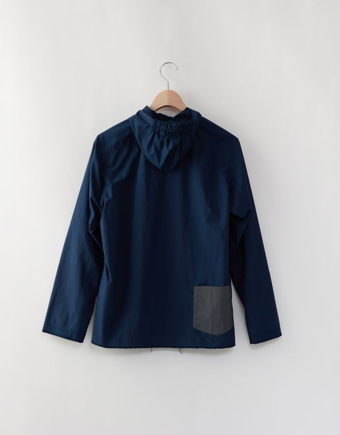 はっ水ナイロンのフーディーシャツ