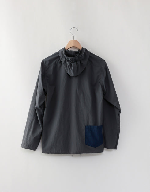 はっ水ナイロンのフーディーシャツ