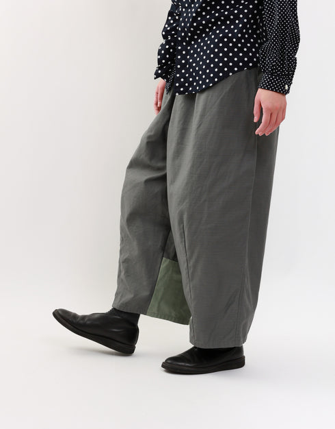 バックサテンの切替バルーンパンツ