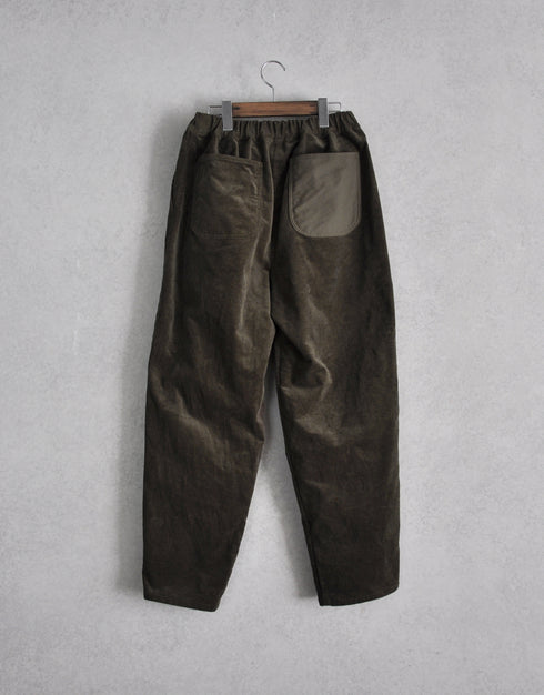 ストレッチコーデュロイのテーパードパンツ