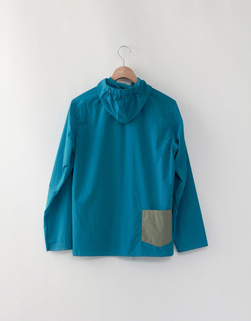 はっ水ナイロンのフーディーシャツ