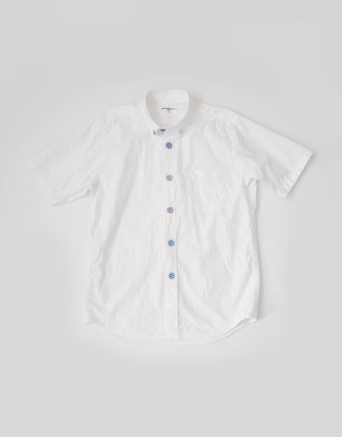 くるみボタンの半袖シャツ