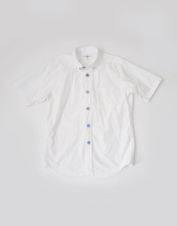 くるみボタンの半袖シャツ