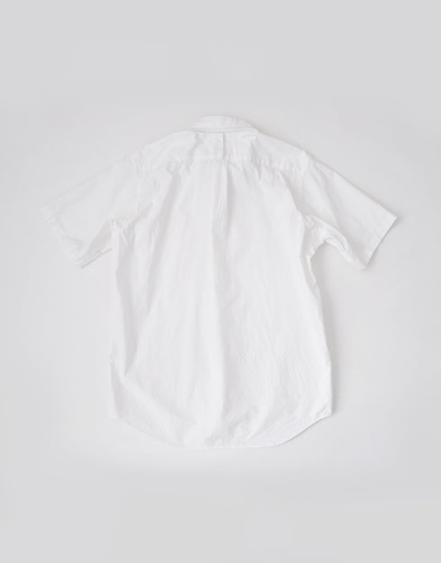 くるみボタンの半袖シャツ