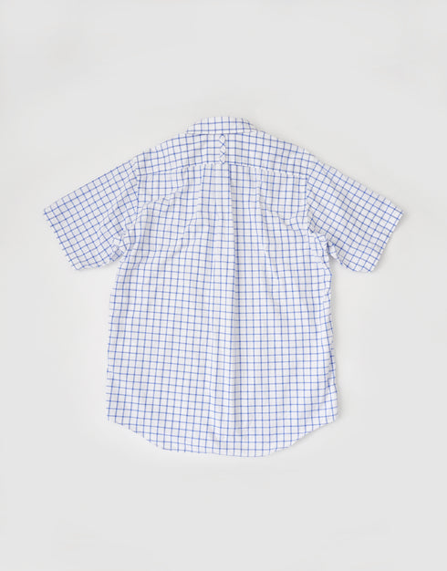 くるみボタンの半袖シャツ