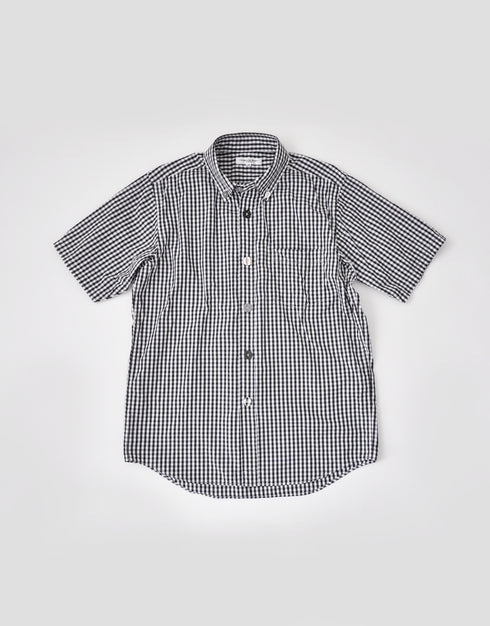 くるみボタンの半袖シャツ