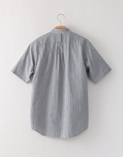 シアサッカーの半袖スタンドカラーシャツ