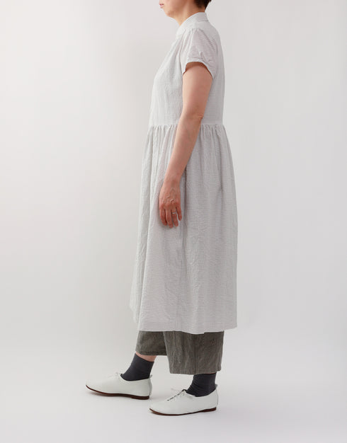 シアサッカーの半袖ギャザーシャツドレス