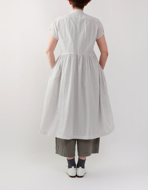 シアサッカーの半袖ギャザーシャツドレス