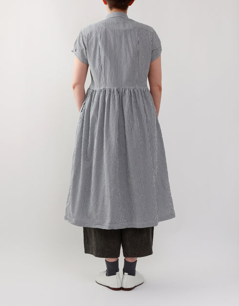 シアサッカーの半袖ギャザーシャツドレス