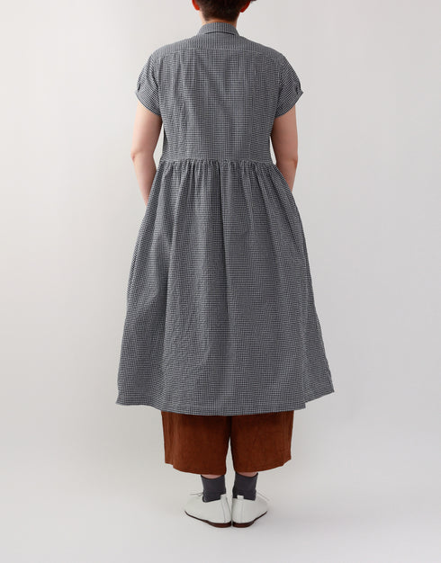 シアサッカーの半袖ギャザーシャツドレス