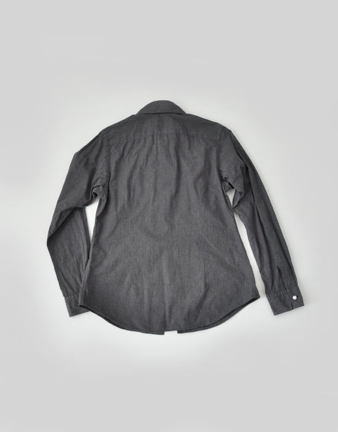 シャンブレーのくるみボタンシャツ