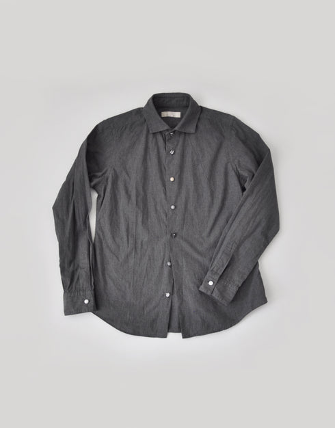 シャンブレーのくるみボタンシャツ