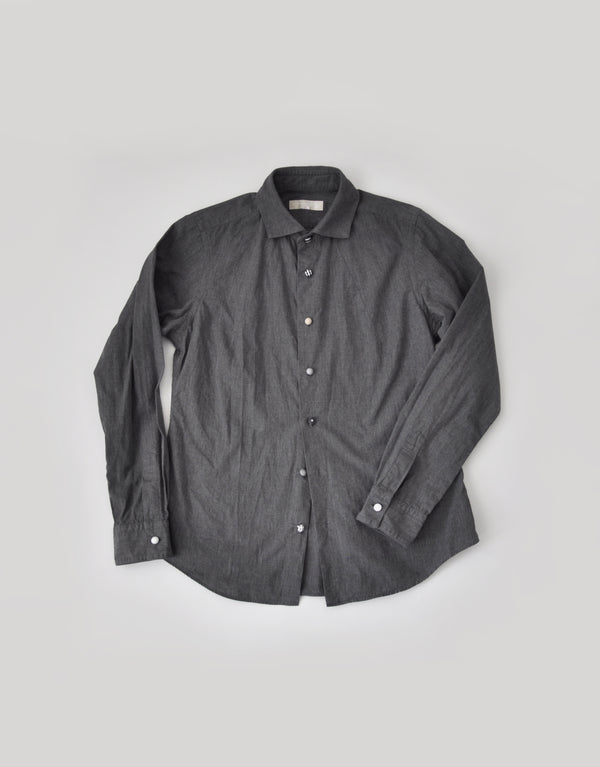 シャンブレーのくるみボタンシャツ