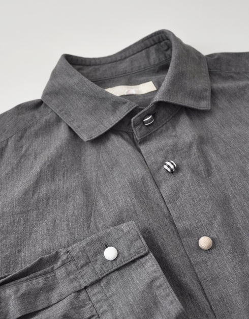 シャンブレーのくるみボタンシャツ