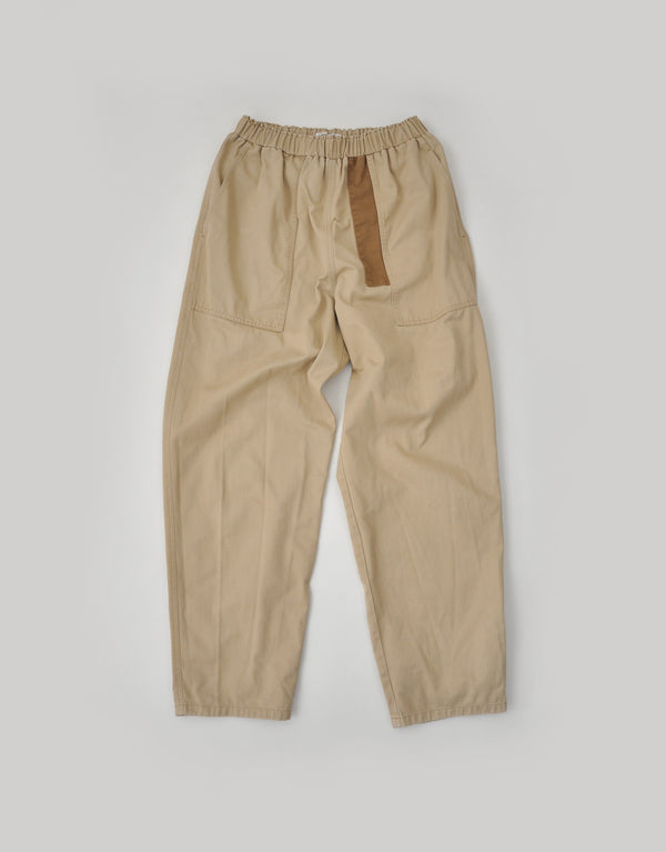 チノクロスのテーパードパンツ