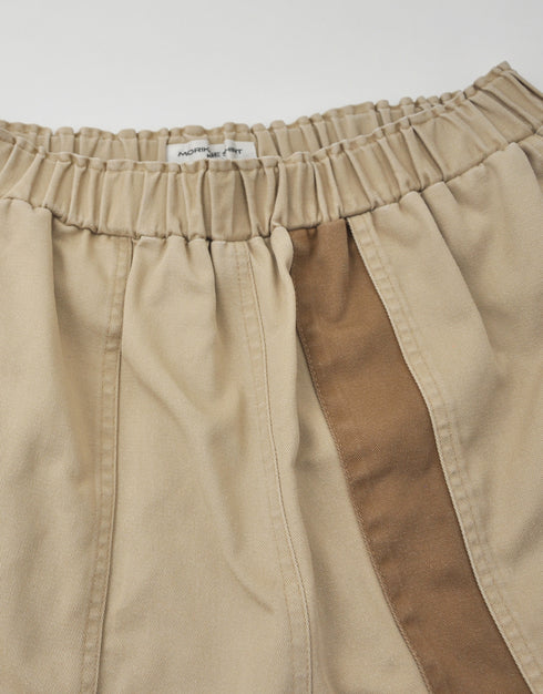 チノクロスのテーパードパンツ