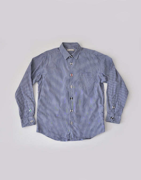 ギンガムチェックのくるみボタンシャツ
