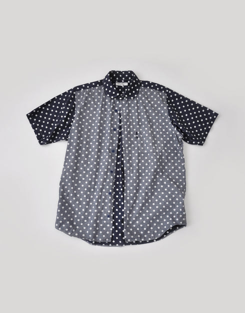 水玉プリントの半袖ラウンドカラーシャツ