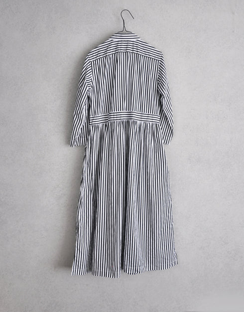 白黒ストライプのベルトラインワンピース