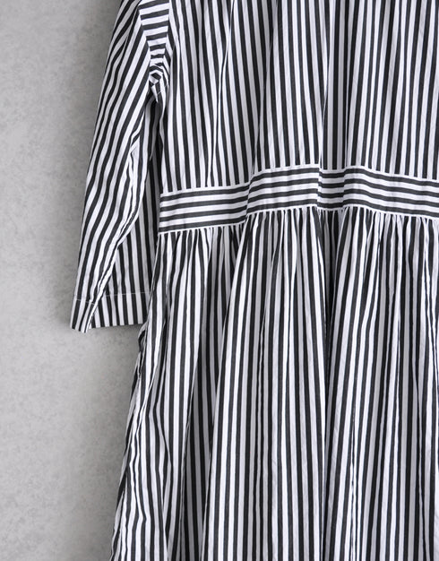 白黒ストライプのベルトラインワンピース