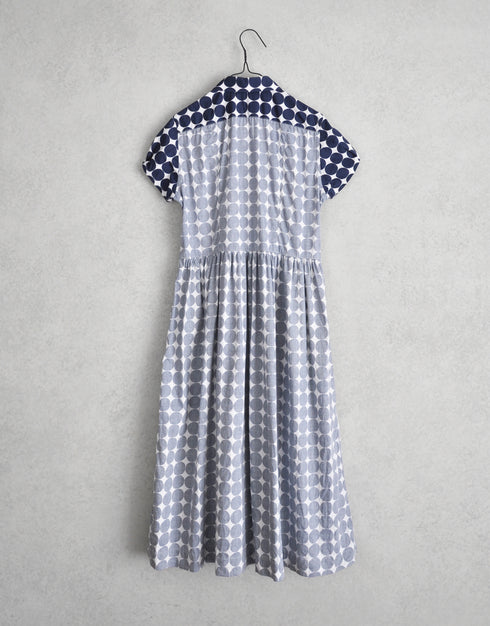 水玉プリントの半袖ワンピース