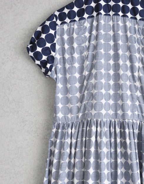 水玉プリントの半袖ワンピース