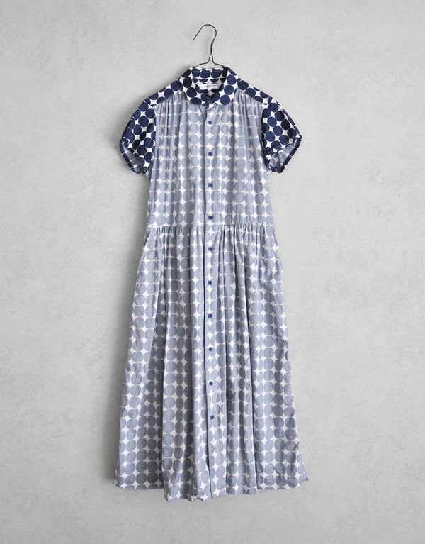 水玉プリントの半袖ワンピース